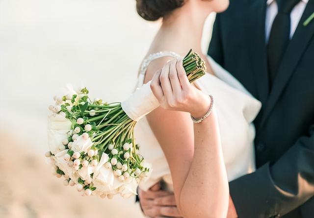 1男2女办婚礼后续！警方紧急参与，知情人曝三方关系，有情况