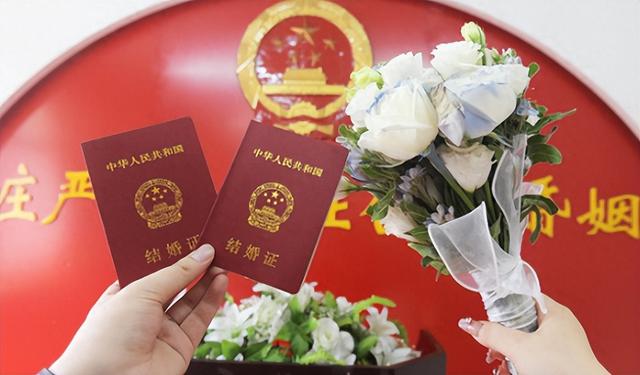 1男2女办婚礼后续！警方紧急参与，知情人曝三方关系，有情况