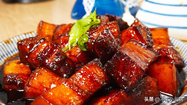 红烧肉选肉年夜
揭秘！上五花VS下五花，九成人做错难怪不喷鼻香

！