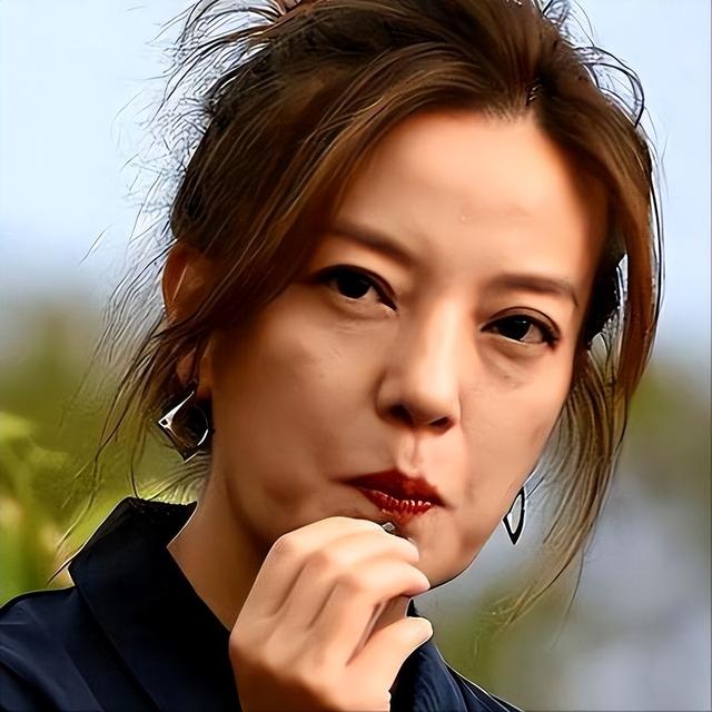 再难翻身 ! 封杀4年后，49岁赵薇近照曝光，奇迹婚姻全凉，星气已无