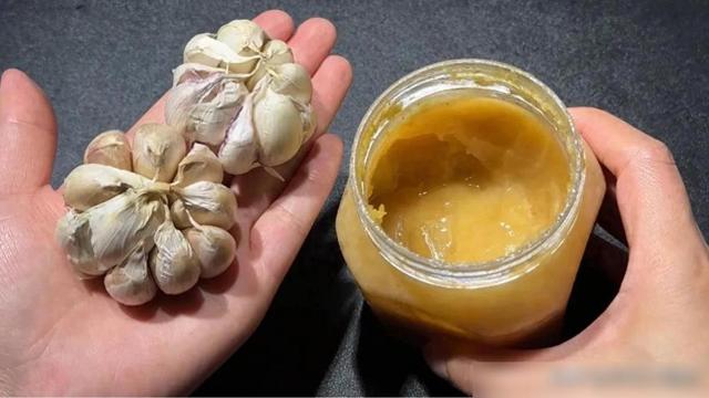 年夜
蒜搭配蜂蜜，感化
真厉害，解决了许多男男女女的年夜
烦末路
，很管用