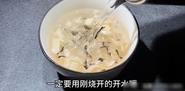 年夜
蒜搭配蜂蜜，感化
真厉害，解决了许多男男女女的年夜
烦末路
，很管用