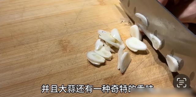 年夜
蒜搭配蜂蜜，感化
真厉害，解决了许多男男女女的年夜
烦末路
，很管用