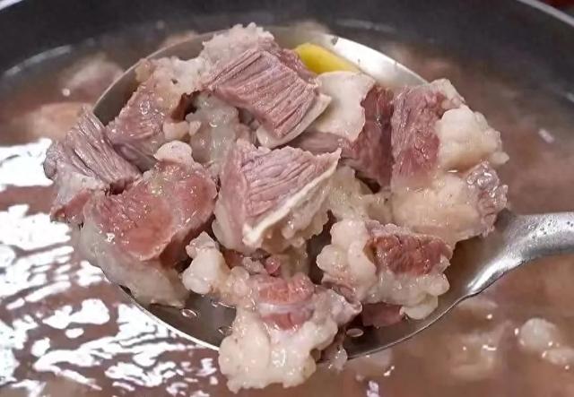 牛肉嚼不烂，由于你少放了这一物，有了它，炖牛肉软烂鲜香不塞牙