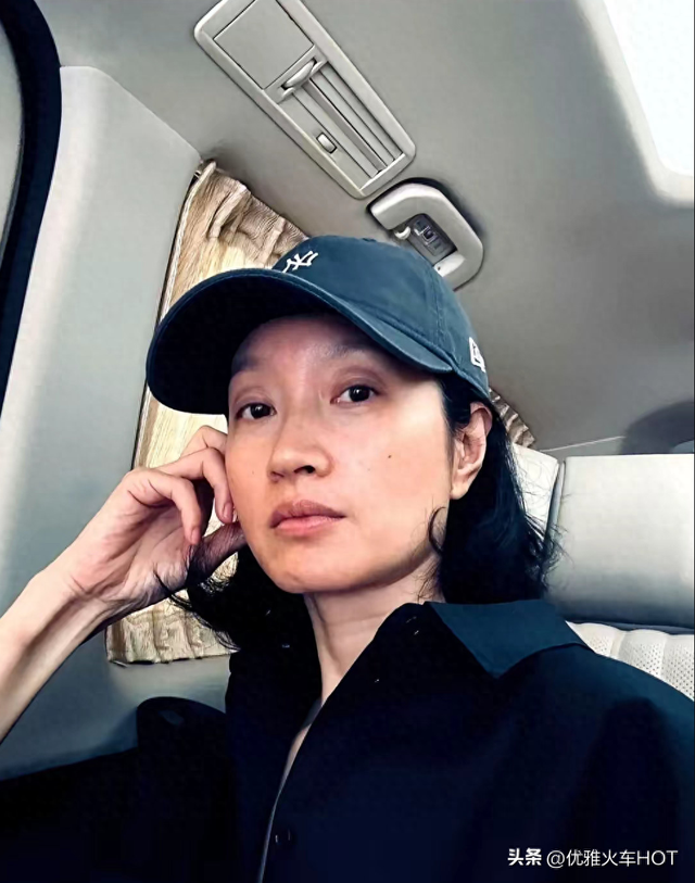 朱亚文老婆沈佳妮刚发了张素颜自拍，摆明白告诉

网友：我就长如许