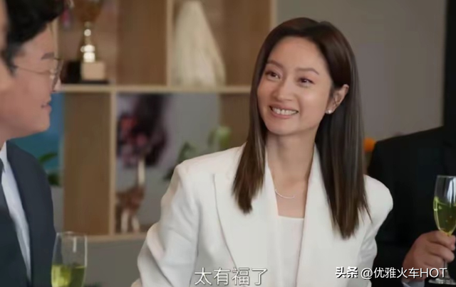 朱亚文老婆沈佳妮刚发了张素颜自拍，摆明白告诉

网友：我就长如许