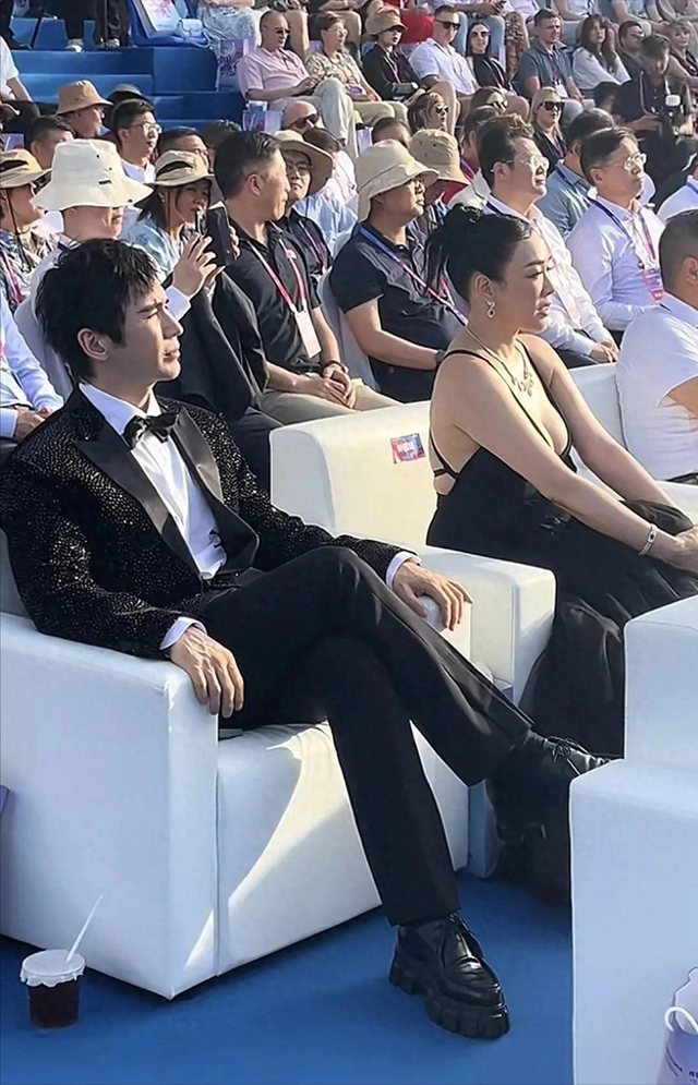 钟丽缇三亚穿着裸露
惹争议，真实状态堪忧！张伦硕青筋凸起老太快