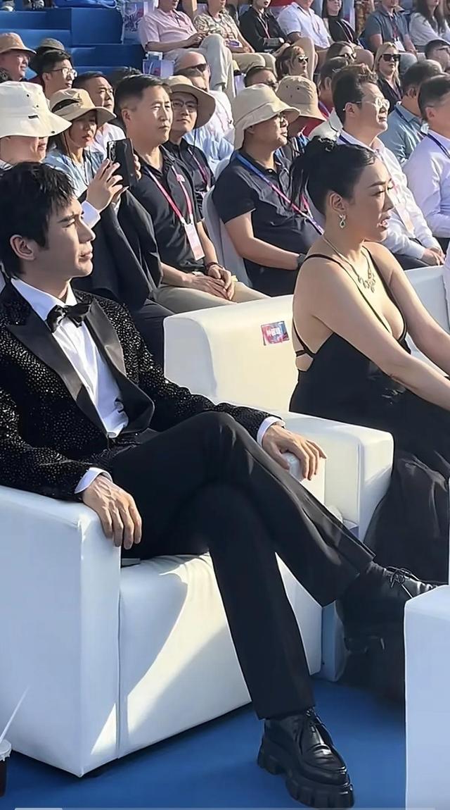 钟丽缇三亚穿着裸露
惹争议，真实状态堪忧！张伦硕青筋凸起老太快