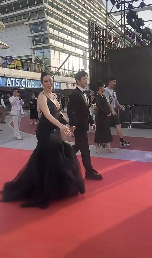 钟丽缇三亚穿着裸露
惹争议，真实状态堪忧！张伦硕青筋凸起老太快