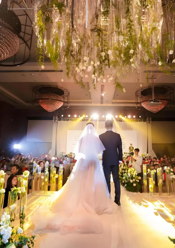 贵州“1男2女”三人婚礼后续：警方参与，当地回应，是前妻和现任