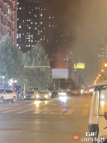突发，郑州烧烤摊煤气罐年夜
爆炸，火光冲天，消防车一眼望不到头