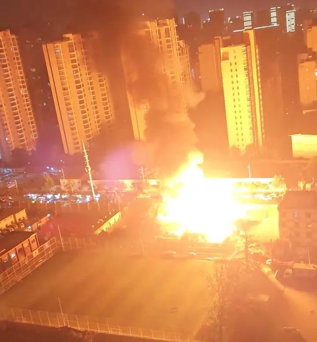突发，郑州烧烤摊煤气罐年夜
爆炸，火光冲天，消防车一眼望不到头