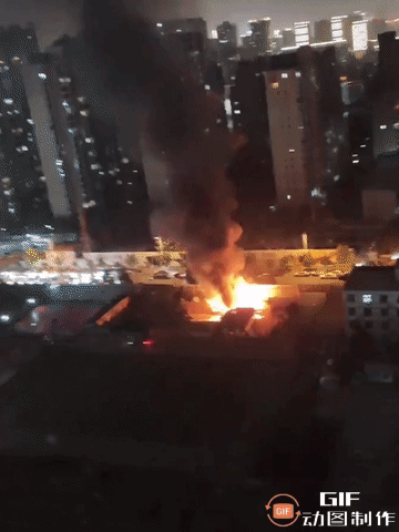 突发，郑州烧烤摊煤气罐年夜
爆炸，火光冲天，消防车一眼望不到头