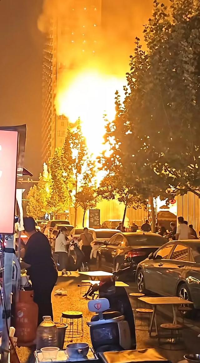 突发，郑州烧烤摊煤气罐年夜
爆炸，火光冲天，消防车一眼望不到头