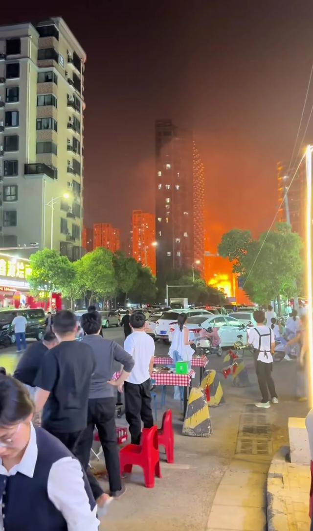 突发，郑州烧烤摊煤气罐年夜
爆炸，火光冲天，消防车一眼望不到头