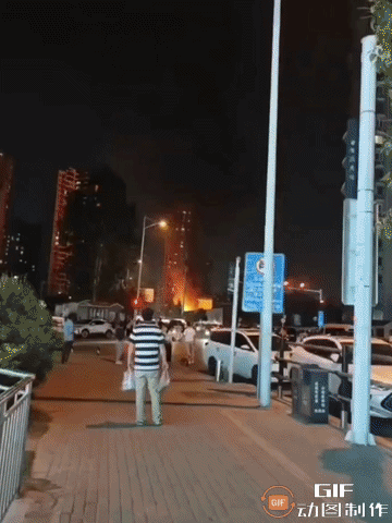 突发，郑州烧烤摊煤气罐年夜
爆炸，火光冲天，消防车一眼望不到头