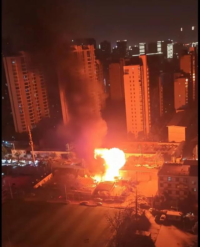 突发，郑州烧烤摊煤气罐年夜
爆炸，火光冲天，消防车一眼望不到头