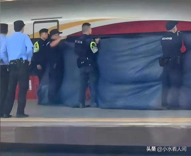 32岁夫君跳轨身亡后续：知恋人发声，夫君身份曝光，轻生缘故原由太惨