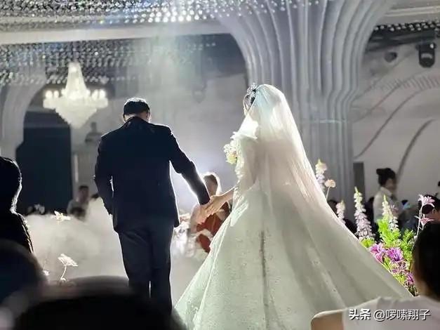 狗血！三人行婚礼两个新娘身份被扒，曝父母

都赞成
，男方更炸裂