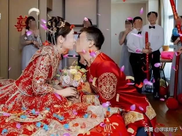 狗血！三人行婚礼两个新娘身份被扒，曝父母

都赞成
，男方更炸裂
