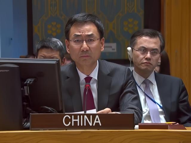 终于签了！卖祖国，咬中方！泽连斯基彻底黑化，特朗普收获满满