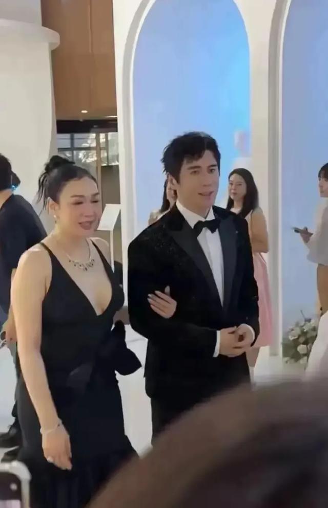 钟丽缇本人好壮，终于把她老公熬成年夜
叔了看不出她老公比她小12岁