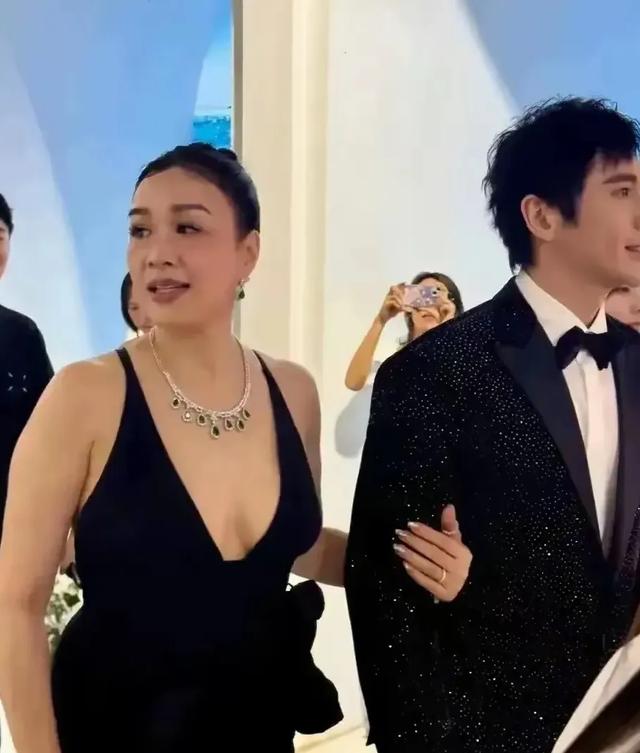 钟丽缇本人好壮，终于把她老公熬成年夜
叔了看不出她老公比她小12岁