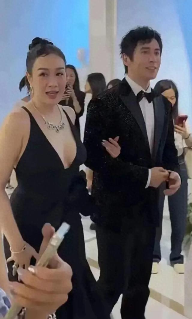 钟丽缇本人好壮，终于把她老公熬成年夜
叔了看不出她老公比她小12岁