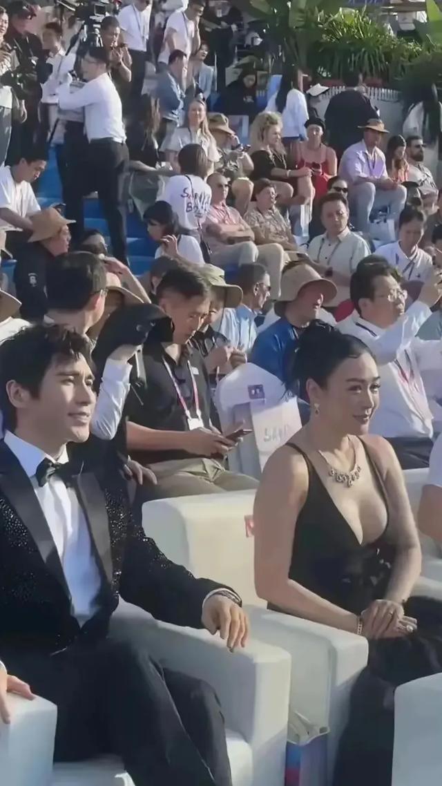 钟丽缇本人好壮，终于把她老公熬成年夜
叔了看不出她老公比她小12岁