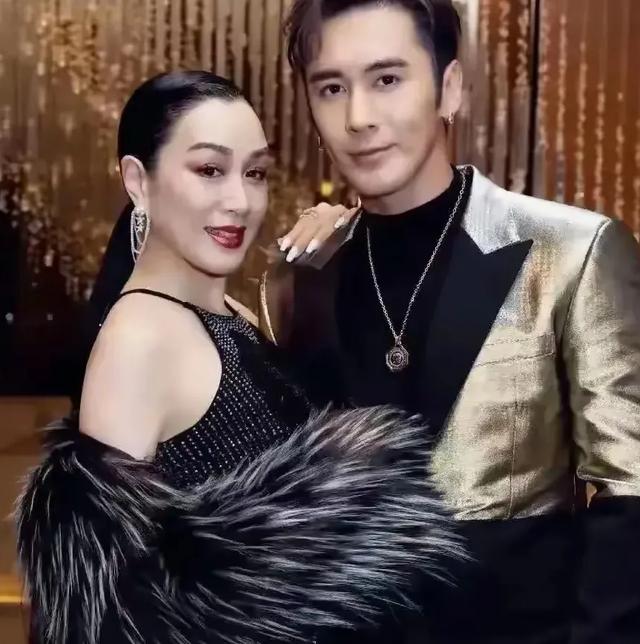钟丽缇本人好壮，终于把她老公熬成年夜
叔了看不出她老公比她小12岁