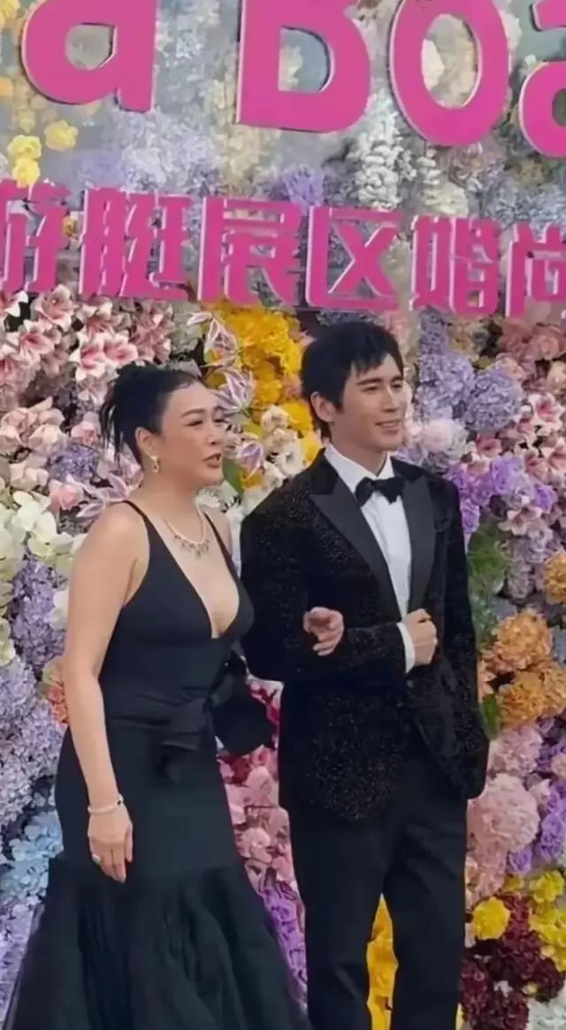 钟丽缇本人好壮，终于把她老公熬成年夜
叔了看不出她老公比她小12岁
