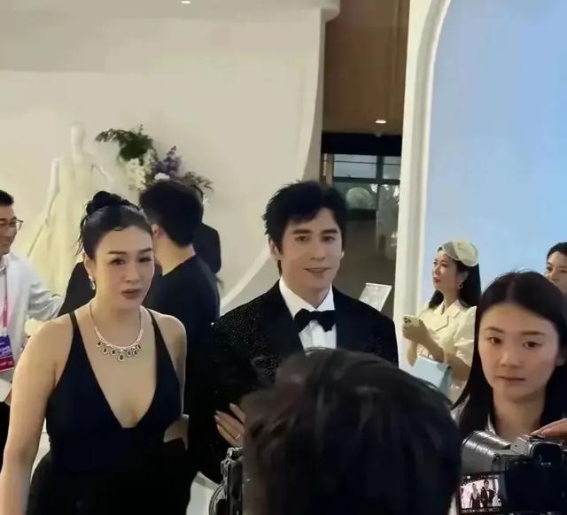 钟丽缇本人好壮，终于把她老公熬成年夜
叔了看不出她老公比她小12岁