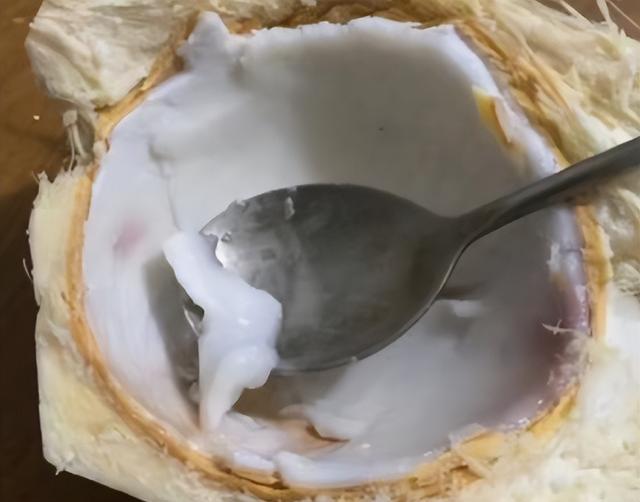 央视揭秘椰子水！100%椰子水真是100%？9.9元一升椰子水安全吗？