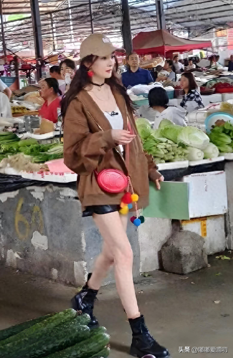 杨幂菜市场买菜被偶遇，生图曝光，感到
没网上说的那么好看