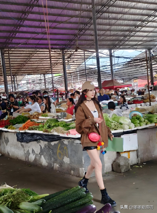 杨幂菜市场买菜被偶遇，生图曝光，感到
没网上说的那么好看