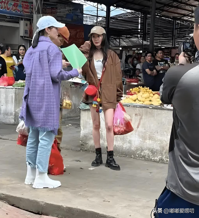 杨幂菜市场买菜被偶遇，生图曝光，感到
没网上说的那么好看