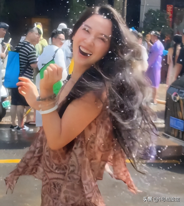 看见森林北的湿身照，才明白三婚的汪峰多会挑，章子怡输的不冤