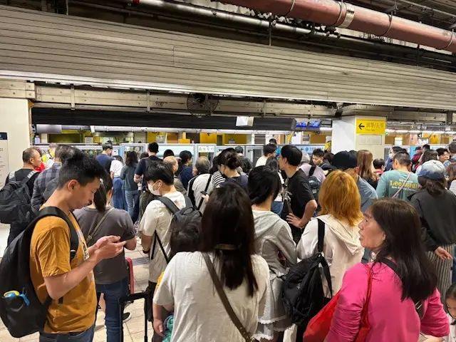 深圳陷落！百万港人涌入内地，港口
被挤爆！