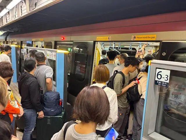 深圳陷落！百万港人涌入内地，港口
被挤爆！