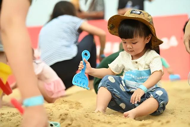 深圳陷落！百万港人涌入内地，港口
被挤爆！