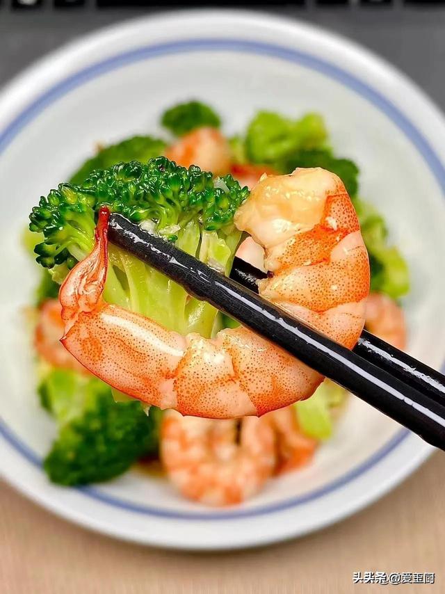 “减肥最猛”的4道菜谱，爱美人
士按期
吃，加快脂肪燃烧，效果好