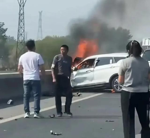 河北高碑店惨烈车祸，两人被困车内活活烧逝世
！男孩19岁女孩18岁！