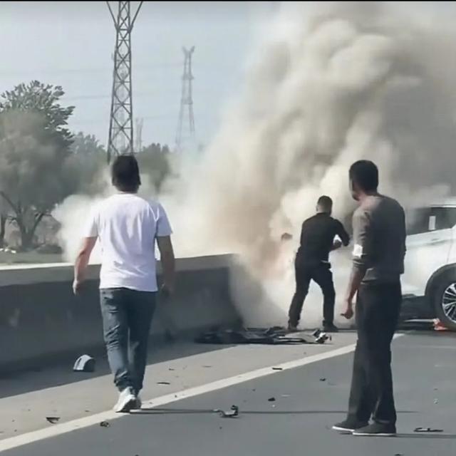 河北高碑店惨烈车祸，两人被困车内活活烧逝世
！男孩19岁女孩18岁！