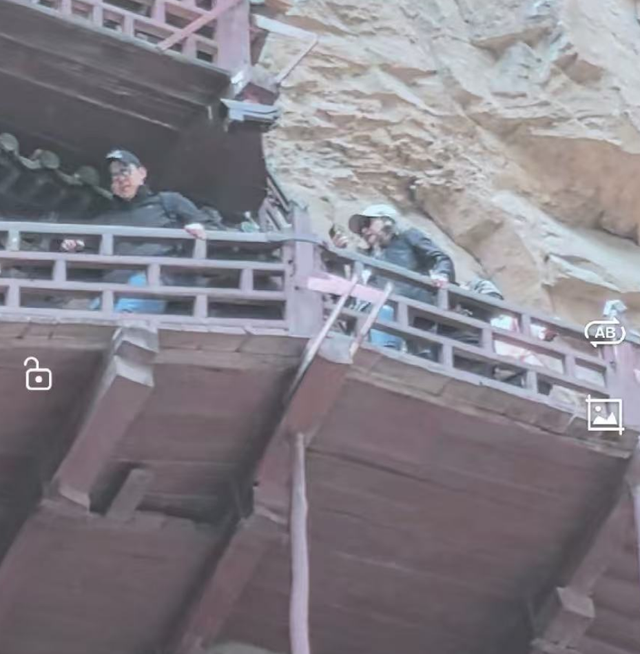 郭晶晶百口游山西！两女儿拿爬山棍自己走，79岁霍震霆由两人扶持
