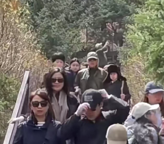 郭晶晶百口游山西！两女儿拿爬山棍自己走，79岁霍震霆由两人扶持
