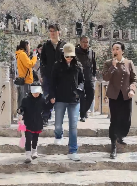 郭晶晶百口游山西！两女儿拿爬山棍自己走，79岁霍震霆由两人扶持
