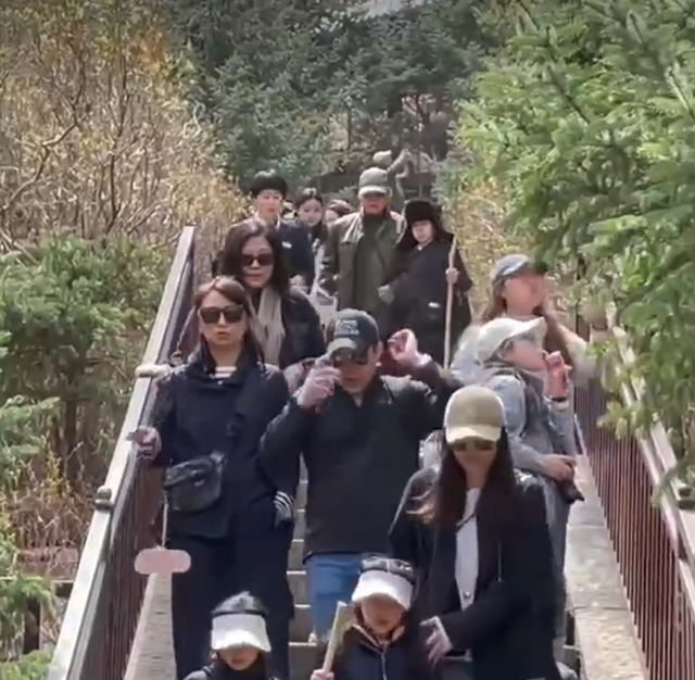 郭晶晶百口游山西！两女儿拿爬山棍自己走，79岁霍震霆由两人扶持
