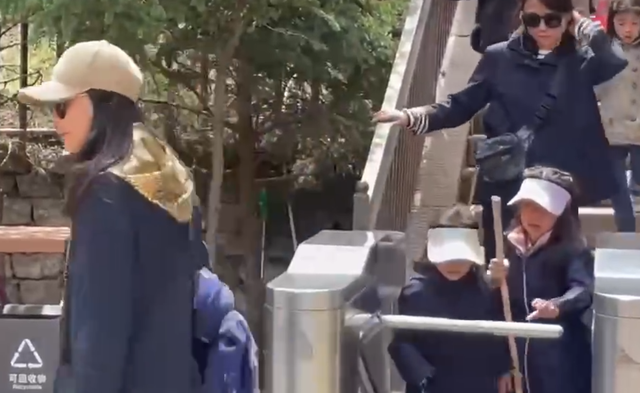 郭晶晶百口游山西！两女儿拿爬山棍自己走，79岁霍震霆由两人扶持
