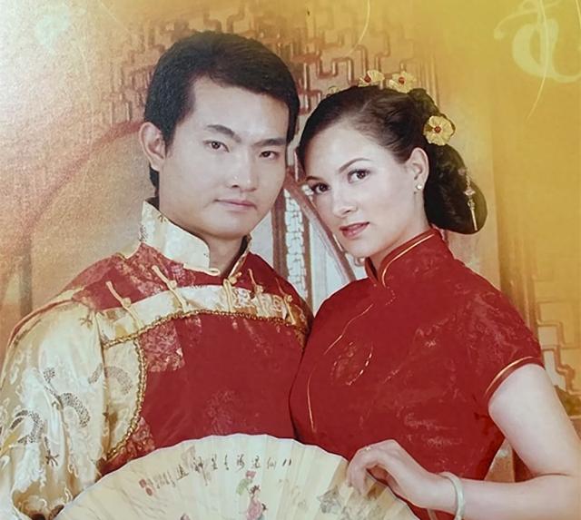 泪目！洋媳妇奇娜父母来华奔丧，杨淙下跪欢迎，婆婆鞠躬说对不起