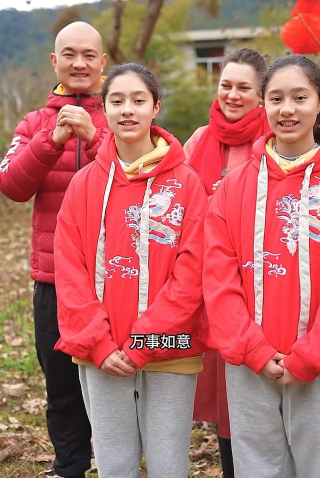 泪目！洋媳妇奇娜父母来华奔丧，杨淙下跪欢迎，婆婆鞠躬说对不起
